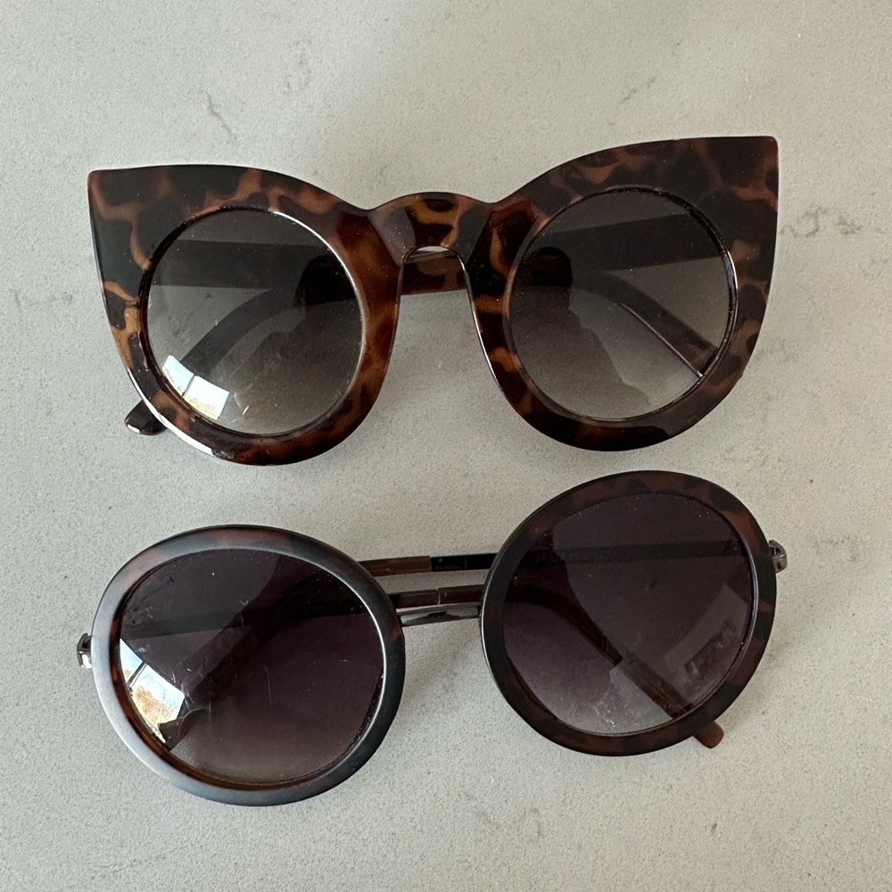 2 pairs of fashion sunglasses